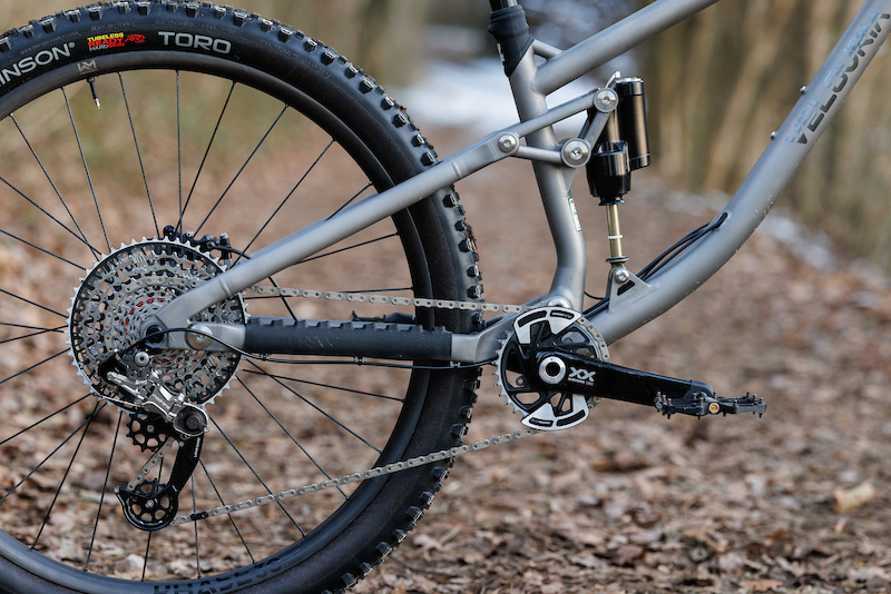 My new Velouria Cycles Even Flow. I set out to build a high-end cable-actuated drivetrain centered around the Madrone Jab derailleur. Cassette chain and cranks are SRAM XX paired with a SRAM XX1 trigger. For chainstay protection I used the VHS V3.