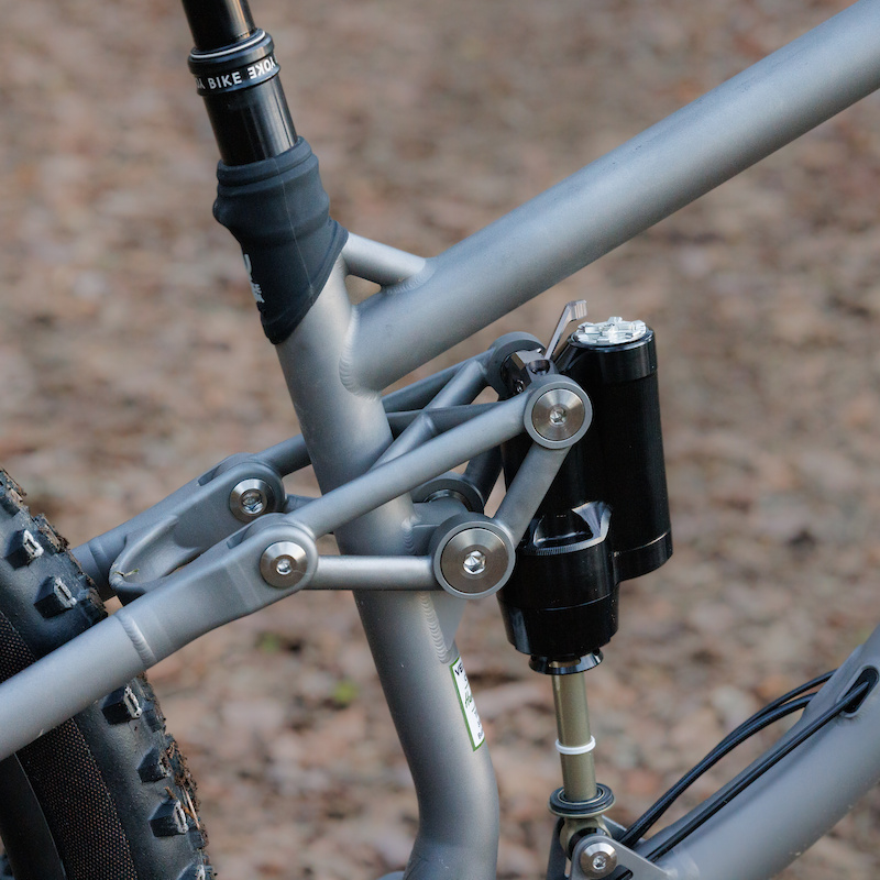 My new Velouria Cycles Even Flow. The full-titanium frame features a stunning 3D-printed rocker link paired with an Intend Hover Monocoque shock. And because protection matters the seat clamp is covered with a BikeYoke Willy.