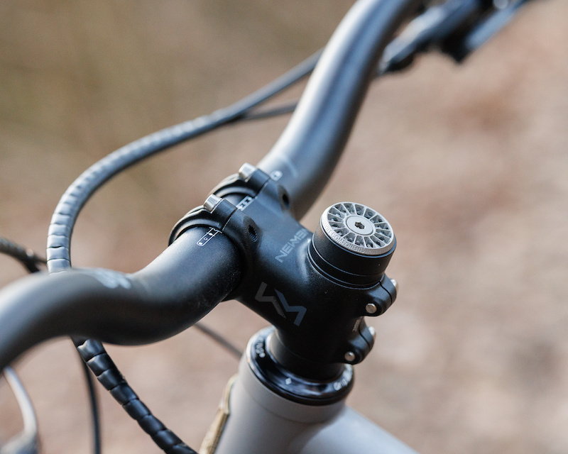 My new Velouria Cycles Even Flow. For the cockpit I chose the Newmen Evolution SL stem which is extremely lightweight with no rider weight or usage limits. I prefer a high cockpit so I run Chromag FU50 bars. The stem cap is a beautifully 3D-printed titanium piece by Gravity Components.