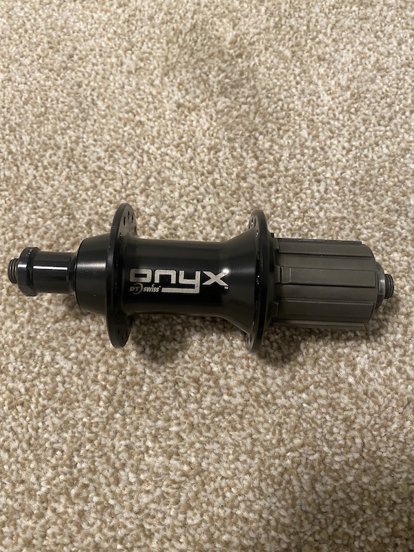新品未使用ONYX DTswissリアハブ　135mm surly DT Swiss Onyx Rear Hub For Sale