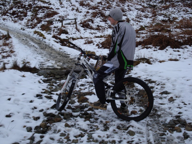 me sat chilling on the way up the hill, with snow everywhere :)