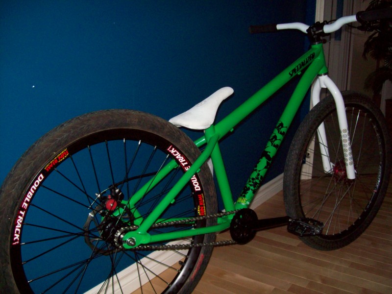 the bike finaly finised ...just need a new front wheel but i will wait :P
