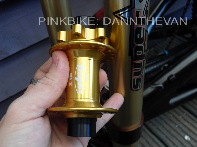 New pro2 hubs; 20mm front, 10mm(saint) rear. 36 hole. Ready for doubletrack wheel build.

Comparison of colour to the forks!?