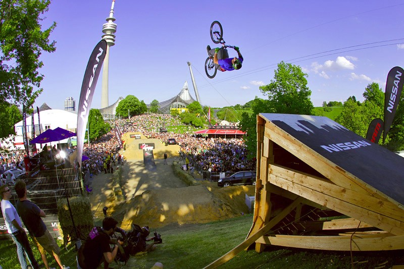 Jamie Goldman flips the huuuge stepdown @ the Nissan Qashqai Challenge 2008 in Munich. See also the sequence version in my gallery.

photo: Lars Scharl (me!)
www.larsscharlphoto.com