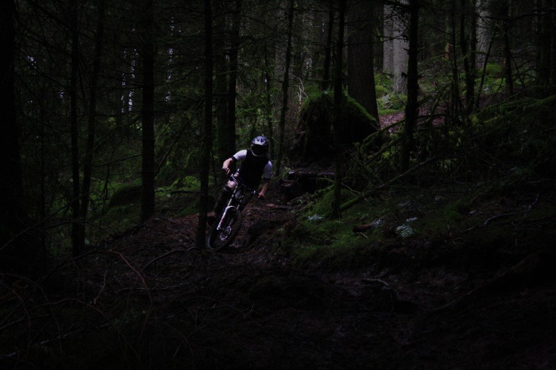 riding the wet and slippy dh track in artist valley,all photography by sam burgess(me)