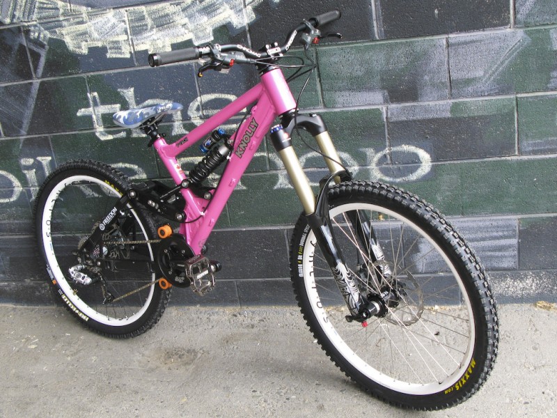 My first KNOLLY!!
the resplendent V-TACH in a custom Barbie Pink and a tons of gucci parts (yum-yum)!! =D  (2007)
