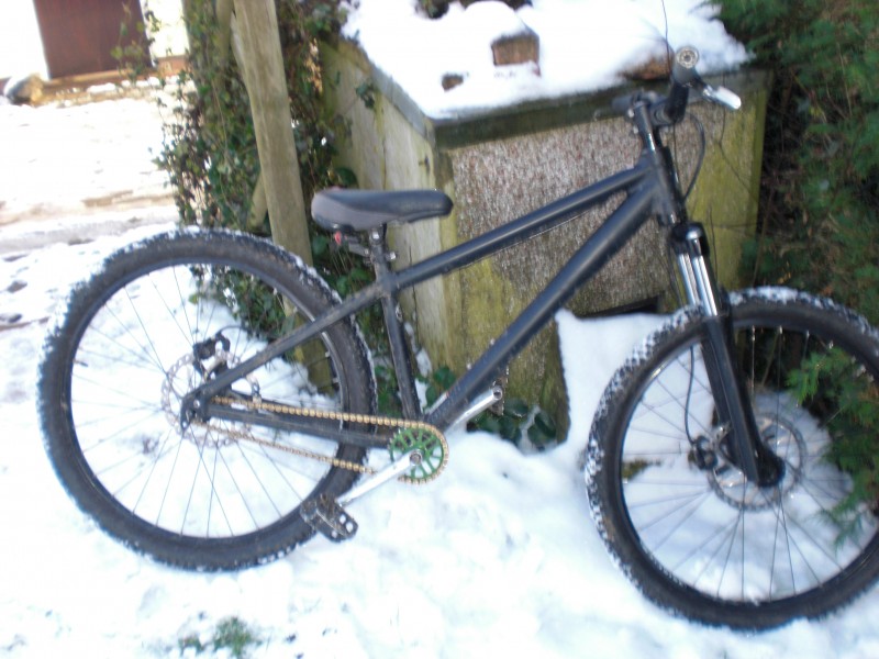 marzochi dj4 forks, Hayes nine 200mm brakes,
Profile Powerlite 3-piece crank,Mankind 27 tooth Chainring,
24seven 12 tooth cog in snow.