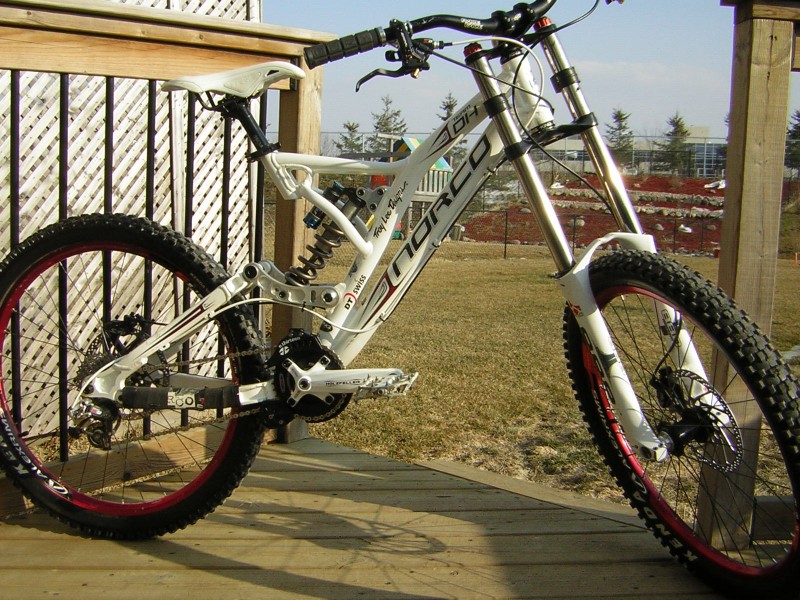 2007 norco team dh, new Ti coil, lg1, new white holzfellers and 09 saints