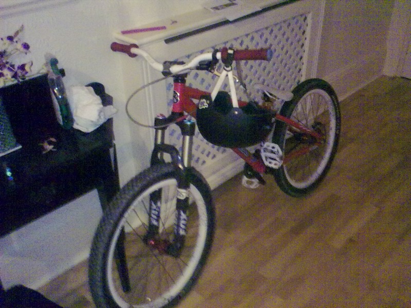 Shite photo of 250r, New stuff is the Fox's and Sunline stem and Spank bars.