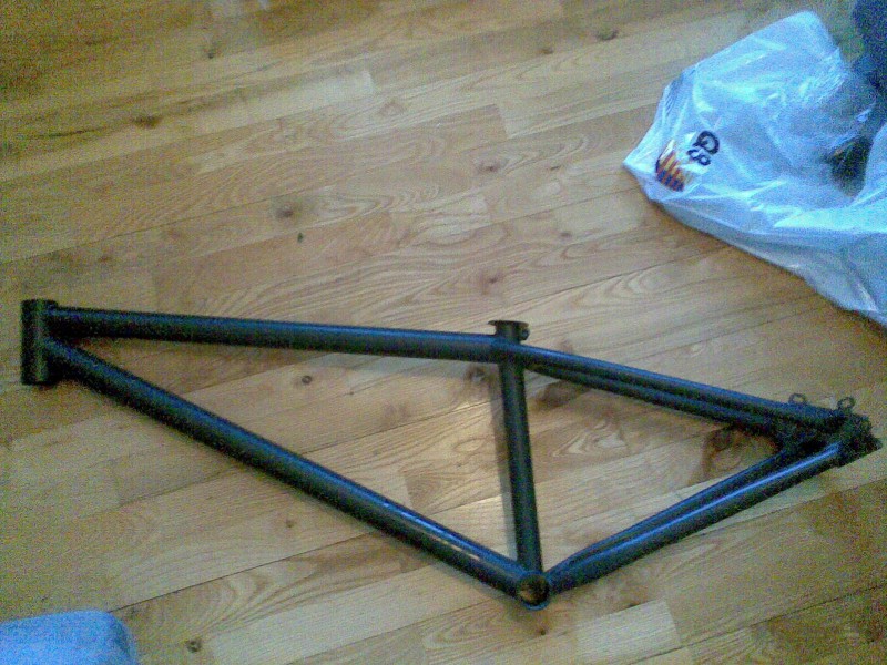 My new NS bikes Surburban 26'' frame in void black just arrived. It's gonna fit perfect with my brand new RockShox Argyle 318 in white.