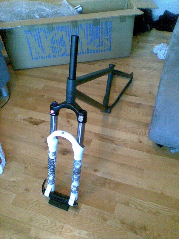 This is gonna be my answer of a ''09 bike'' until now it's just A NS bikes Suburban 26'' frame in void black with a RockShox Argyle 318 in white. I think it's gonna be a nice ride when it's done.