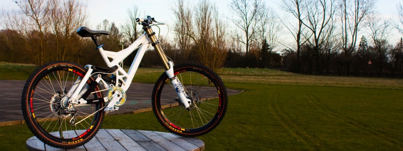 nice new shots of my 2005 white demo 8 changes made are fox 40's with sunline v1 direct mount stem and bars and a gamut p30 chain device with a dirt limited edition bashguard.