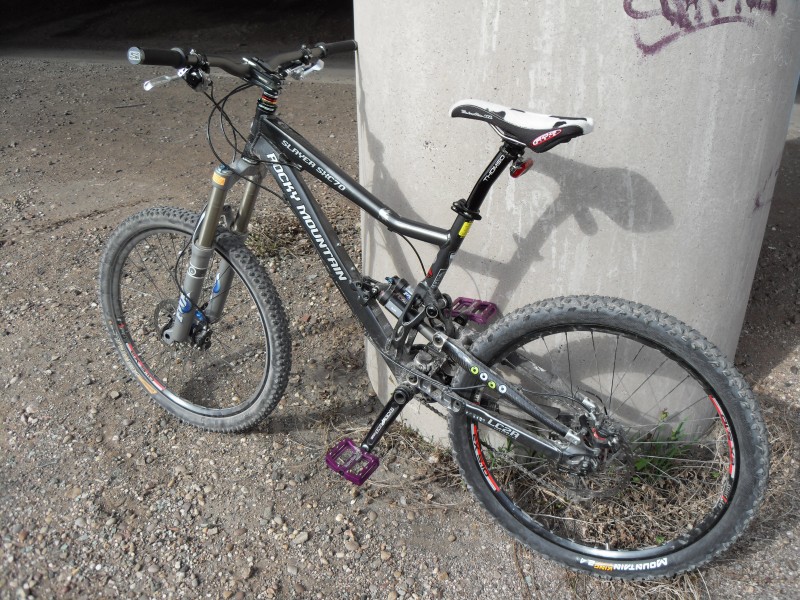 This is my slayer pimmped up for the kill. Weighin in at 33pounds on a scale, the bike is not one of the lightest ones, but the setup has been built a little bit over to the rough side and the ride is quie awesome as it is now.