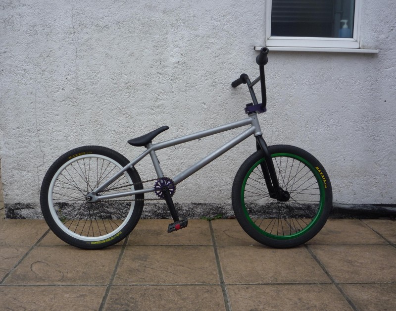 shes lite!! new eclat complex padded seat and oddy grips.. saving for some lime shadow rims and khe pros :)