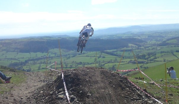 not taken by me!
Billy hittin the step down at the borderline-events dh race at Moelfre