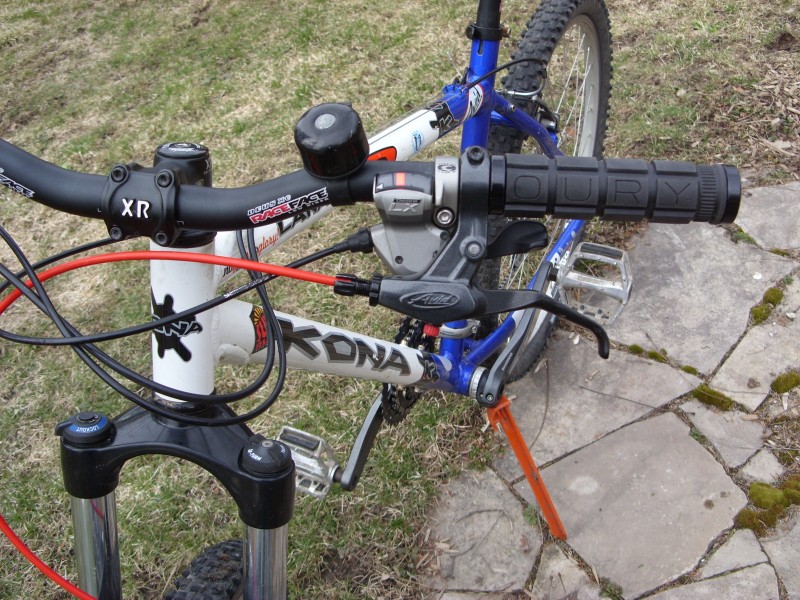 Oury lock-ons
LX shifters
Avid SD 7 levers
RaceFace Dueus XC bar
Truvativ 40mm XR stem
sick bell
