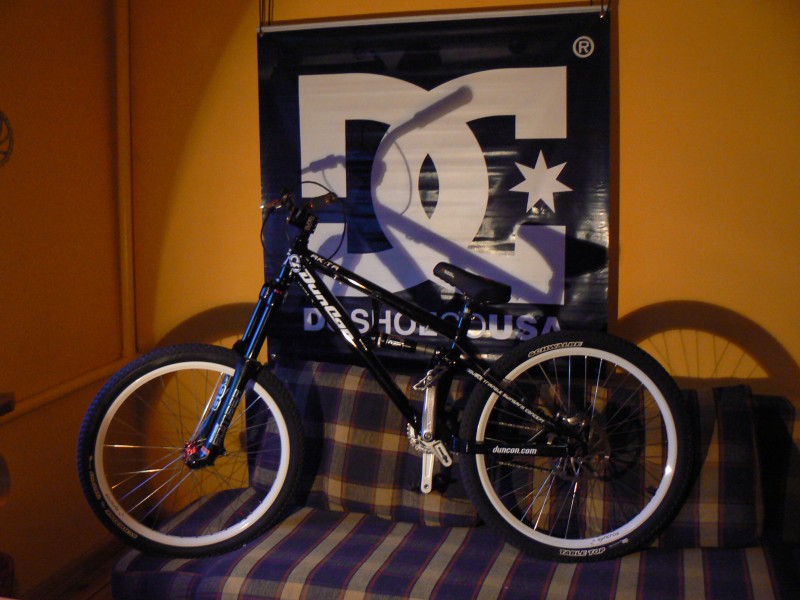 my bike for 2009 slopestyle season .
Marzocchi 66vf 150mm
DC Akita X02rpv Air
Coaster Pro 
MTX 31 
Tabletops
Juicy7 
and others.. :)