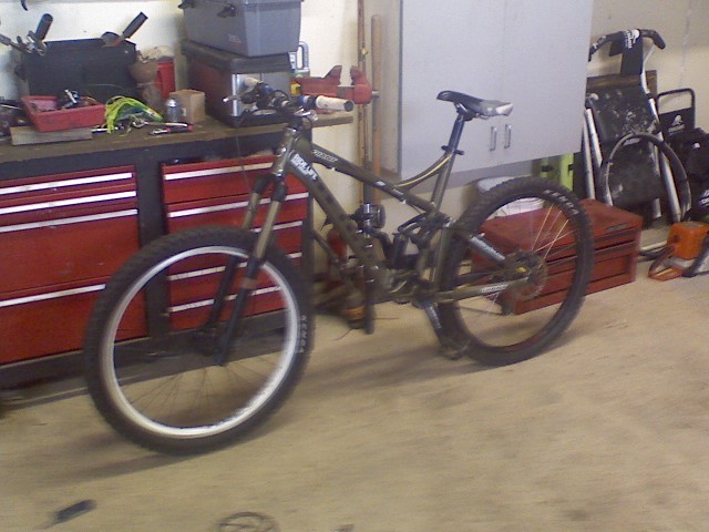 bike with my new wheels sunringle equalizer in back and a white halo combat in the front, perfect true on bothh