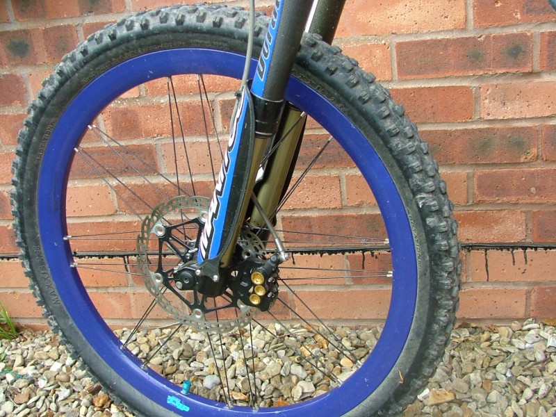 woodbumble be one with new dhx 5.0 shock and ti spring and showing off its epic brakes, why did hope stop making these!