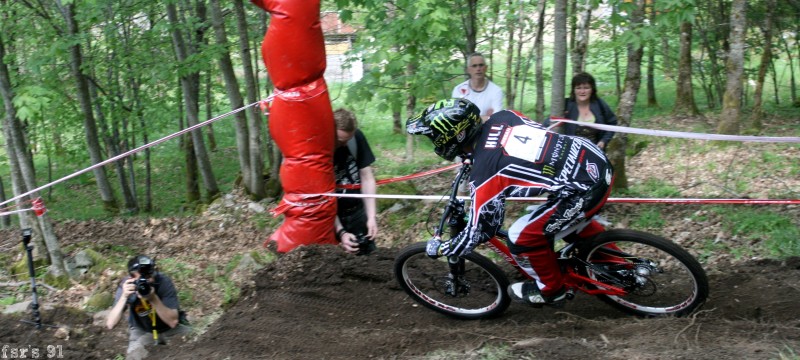 WC 2 Nissan UCI La Bresse France 2009.

Sam hill with his demo,
team monster specialized

. Photographer : Théo Bonnin