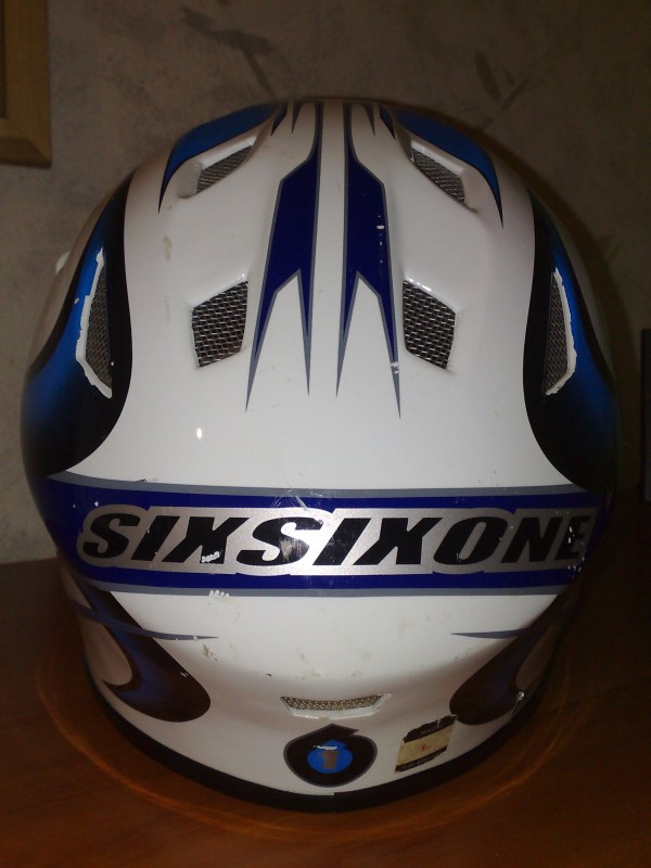 This is my helmet ;). It's second hand product bought from a friend of mine. Picture presents Sixsixone Full Comp's back.