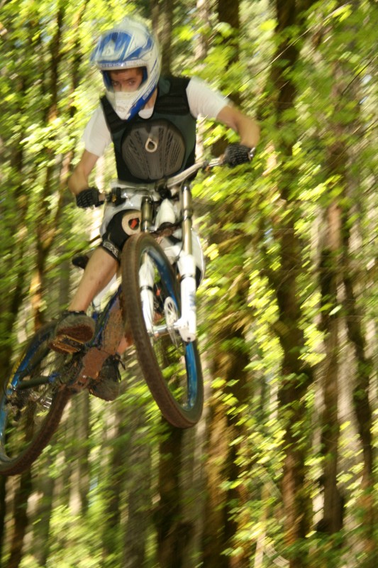 Sorry I wasnt on this a little quicker with the pic qual. Got some nice "pre crash" form here. LOL ! See the next frame.