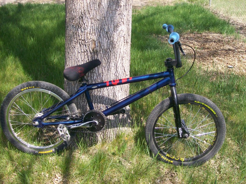 STOLEN!! HARO NIQUEST PRO STOLEN IN MEDICINE HAT ON THURSDAY MAY 14TH IF U SEE THIS BIKE OR HAVE ANY INFO PLEASE CONTACT ME AT 403-952-6748