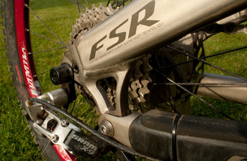 Specialized SX Trail One - FSR Technology and chain stay connection.