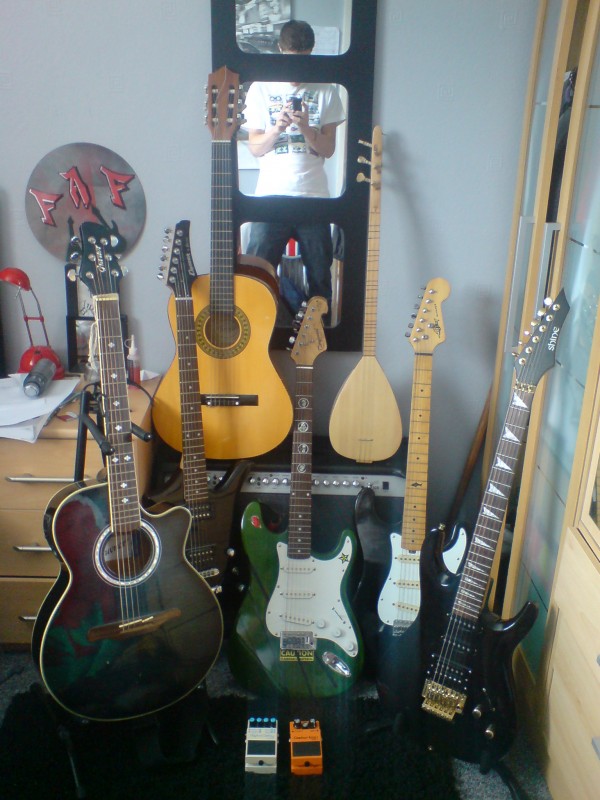 All my guitars with my amp and 2 of my pedals.
From left to right : Guvnor Acoustic, Crafter Cruiser, Herlad acoustic, Tanglewood Nevada, Turkish Sas, Marlin Slammer, Shine!