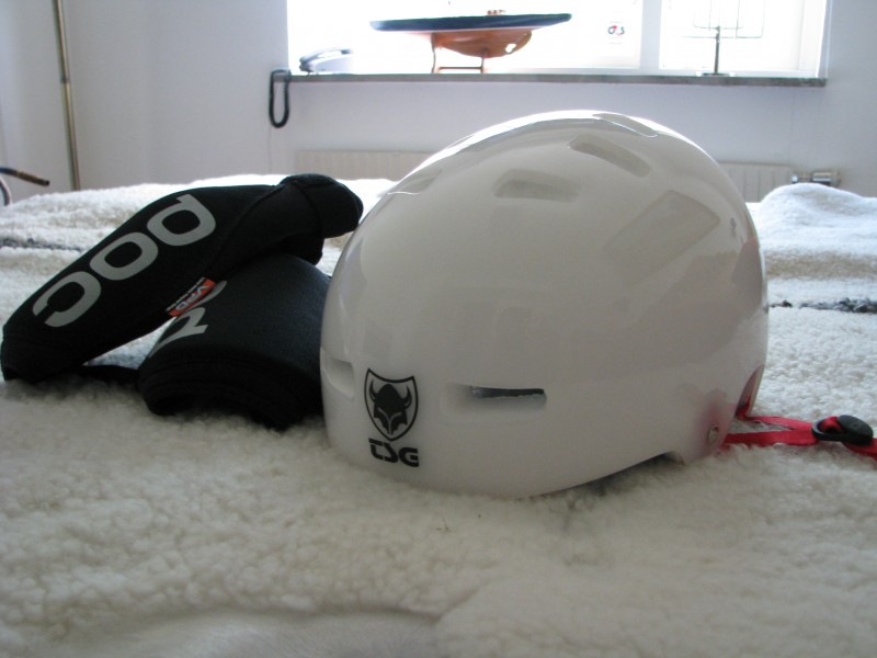 Got a new TSG helmet in clear white and a pair of POC elbow pads.