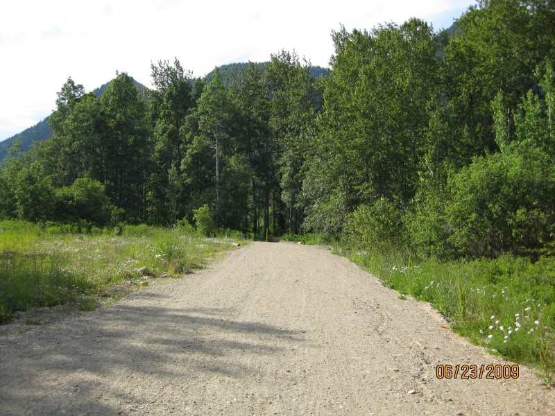 gravel  path  to the  trail