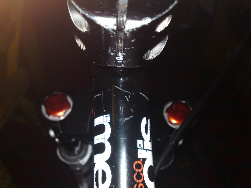 Pic showing the small amount of top tube still together, that small piece of metal has been holding my bike together. 05/06/2009