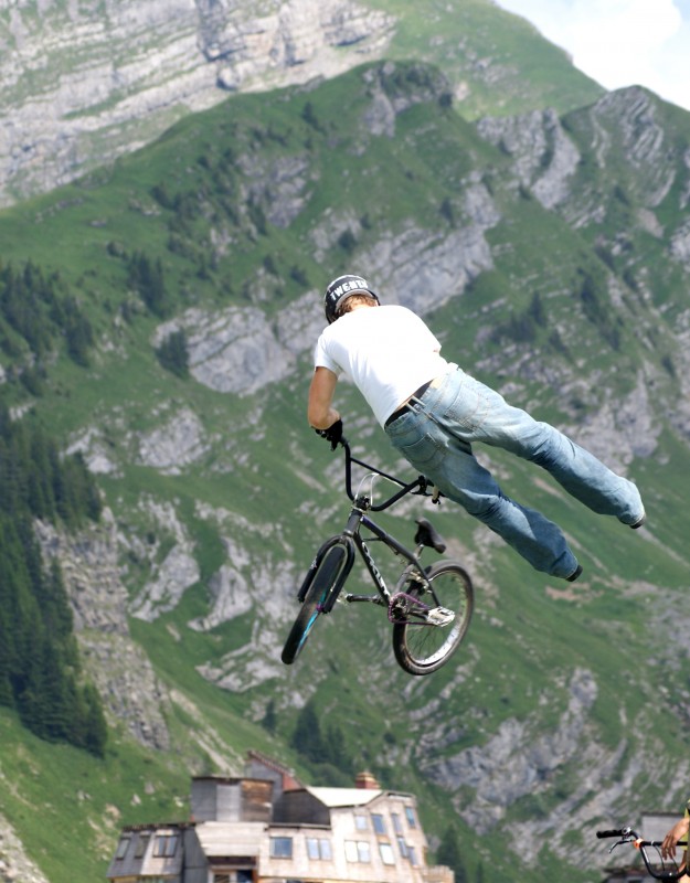 tailwhip infront of the alps