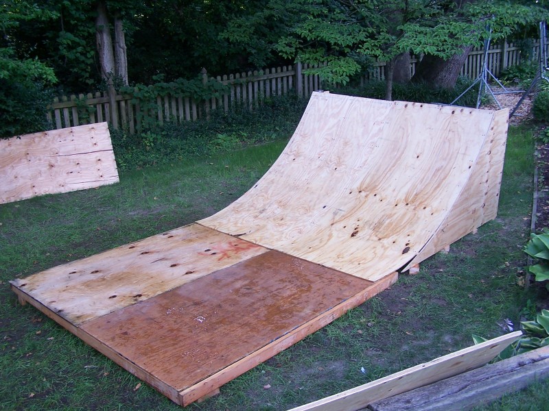 building the new mini ramp....better location, better wood, better flatbottom, better radius....lol better everything