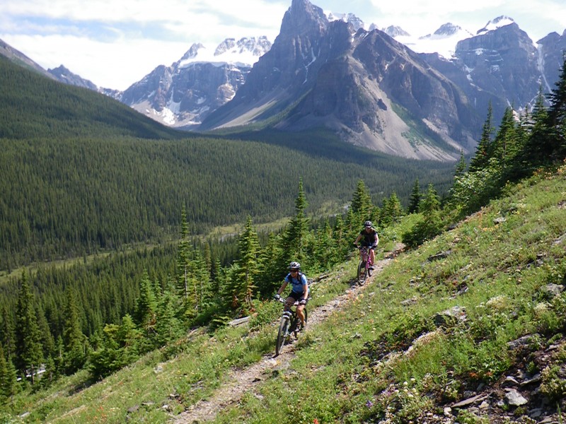 Sweet single track with the Valley of the Ten as a backdrop