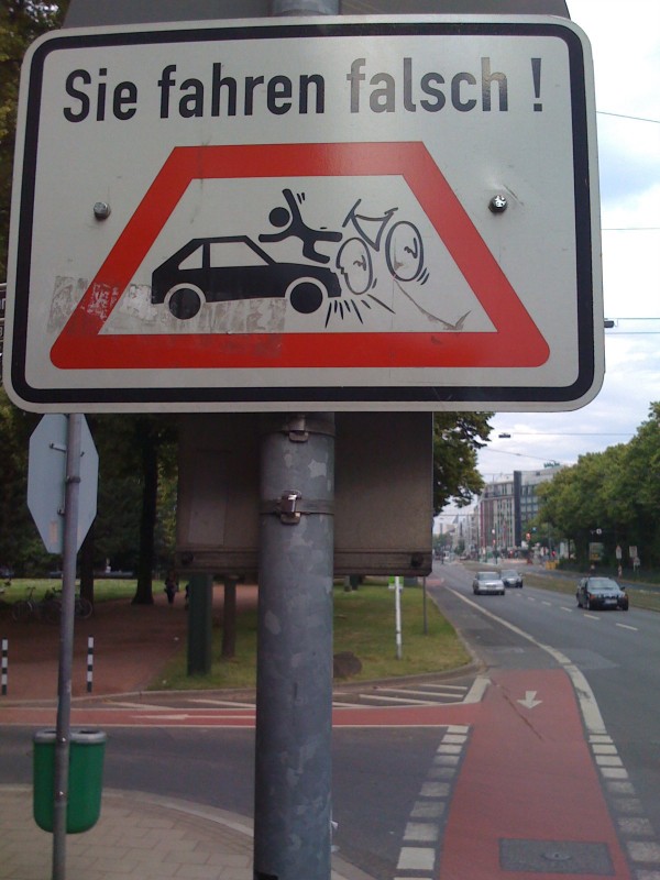 a funny sign in Düsseldorf that tells bikers that they are riding on the wrong side of street, as you can see the white arrow is pointing into my direction... guess why I saw the sign !!