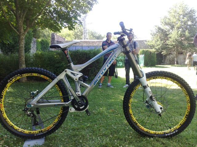 new 2010 mondraker summum DH Pro Team , the weight in this photo  is 14,8 kg !!!!