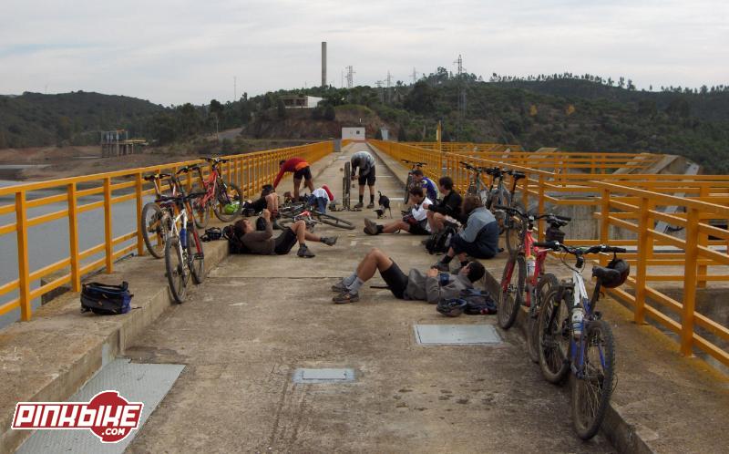 11 bikes, 8 guys, 2 girls and 1 crazy dog! Barragem espanhola, bom sítio para o almoço.