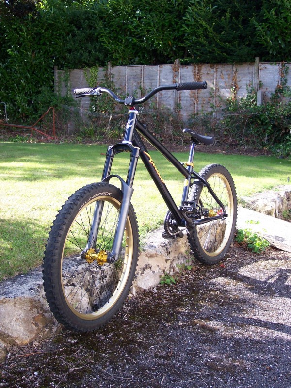 Arrow Racing DSS hardtail frame,
Halo SAS 24" wheels with spindoctor hubs,
Shimano Hone Cranks,
Marzocchi Z1 bomber 150mm forks,
Brakeless in pics but have hope mini 3 to be fitted
