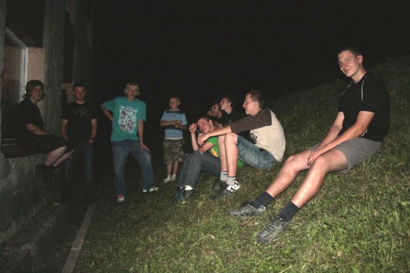 od lewej:
Kowol, Yeti, ja, Gaduła, Jakubek, Gardor, kawa, Mazur, Piotruś(koniobijca).
Tolek- fotograff ;D
pozdro 4 all !