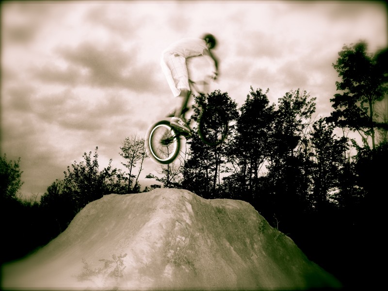 i'm not a dirt jumper, so don't diss. also i was frigging around with the mac 'iphoto" edit tool, so yeah, the pictureis over done, i get it.