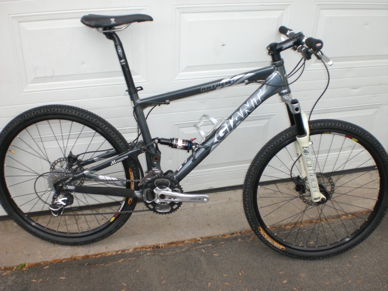 2006 MUST BE SEEN Giant anthem 3 18 inch mountain bike with For Sale