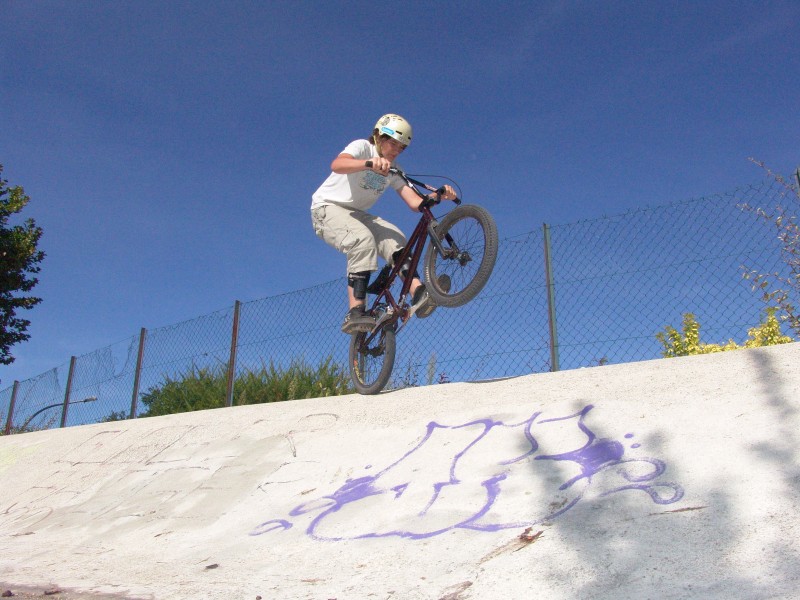 just a tire tap in a concrete skatepark in a TINY VILLAGE, france is so much better for skateparks than wales!!