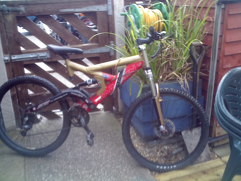 my new bike can any one tell me wat forks they are  i now it needs a spray job