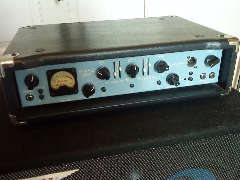 my sweet new amp =D
ashdown ABM 300 with valve pre!