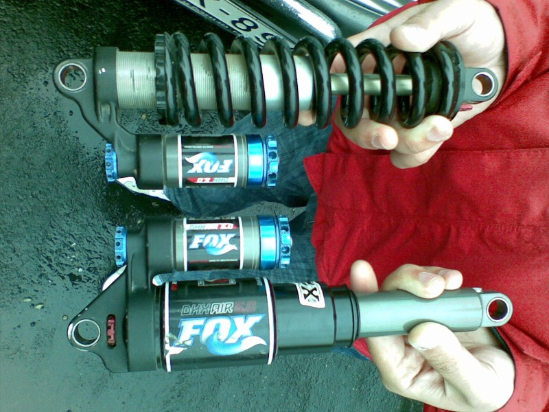 Fox 240mm DHX 5.0 és DHX Air shocks. There is a bit difference in weight
