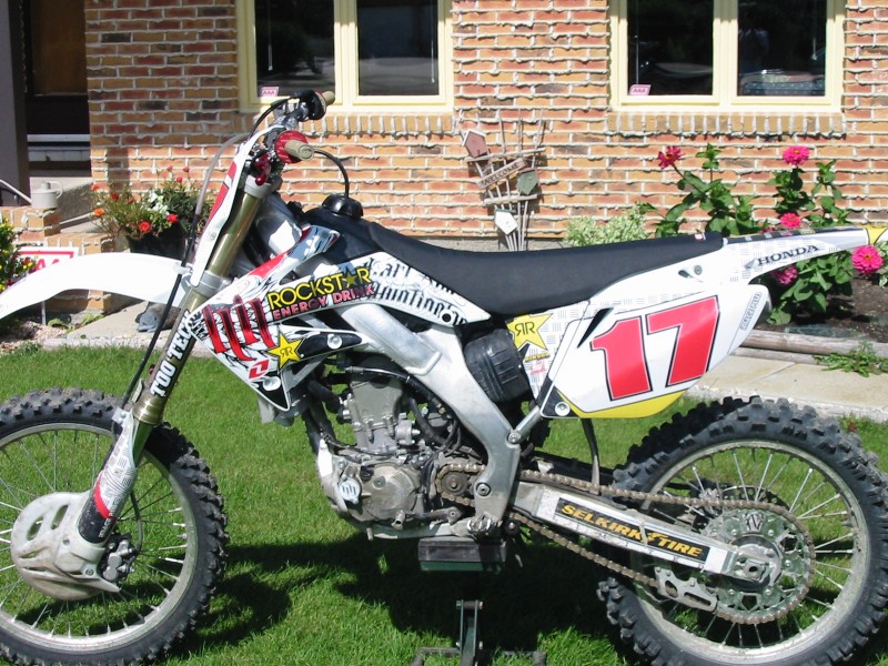 RK racing Chain
White plastics
Hart and huntington graphics
Renthal bars
Asv levers
Factory effex seat cover
Too Tech suspension
holeshot button