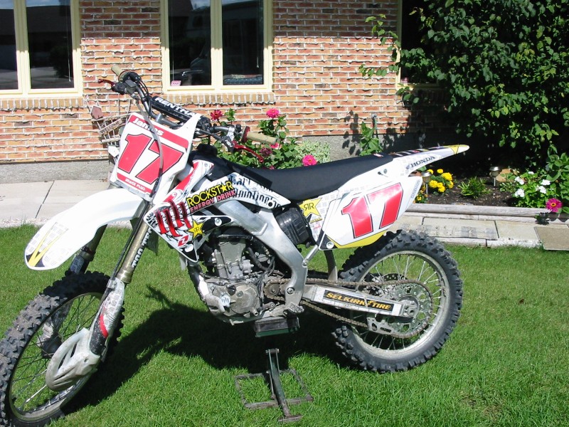 Crf250r
Sunline sprocket
RK racing Chain
White plastics
Hart and huntington graphics
Renthal bars
Asv levers
Factory effex seat cover
Too Tech suspension
holeshot button