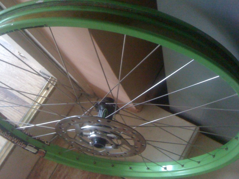 hope 20mm on green sun doublewide wiv 180mm disc front can include a tire kenda dh FOR SALE FOR £40
