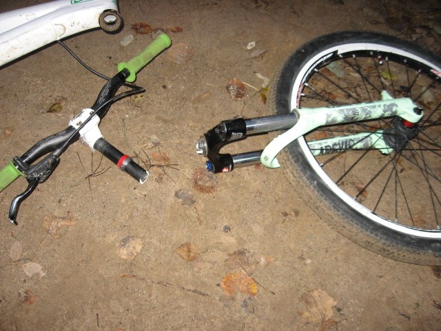 I never tought this would happen. My Rock Shox Argyle 409 went in half when doing 3's
